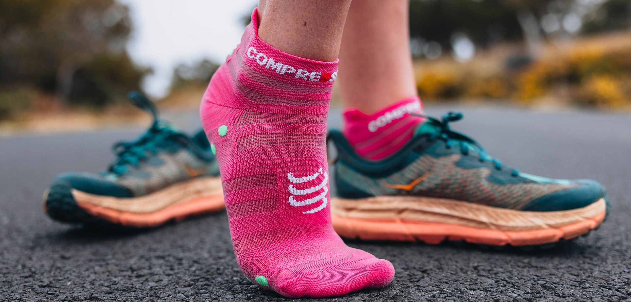 PRO RACING SOCKS V4.0 ULTRALIGHT RUN LOW - HOT PINK